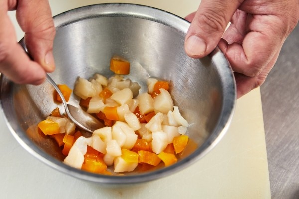 高級オリーブオイルで海鮮マリネの仕込み